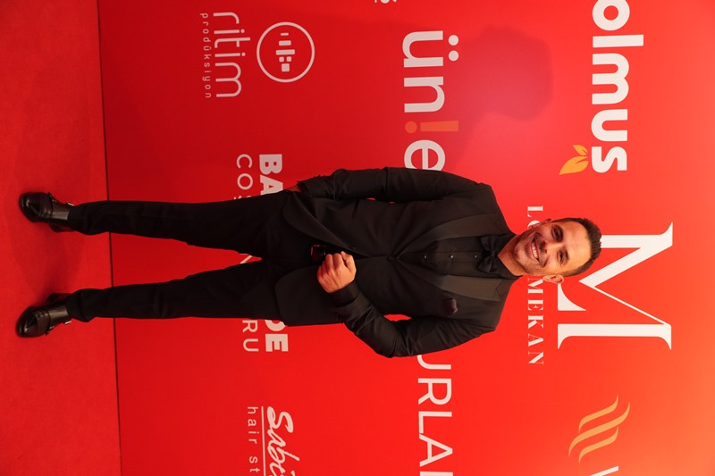 Selahattin Kermen : K�rm�z� Hal�da ��kl��� Ve Karizmas� �le Göz Kama�t�rd� 